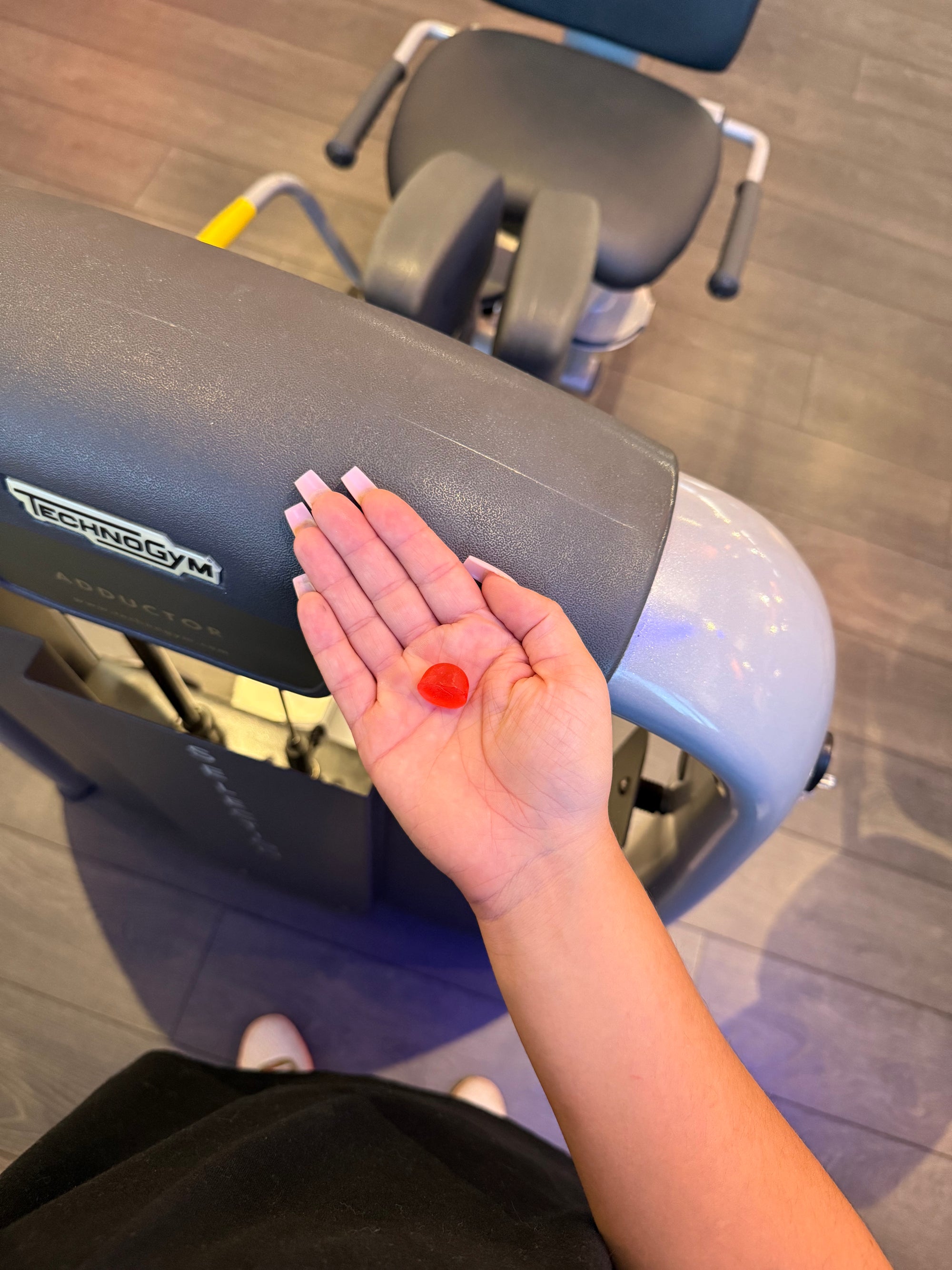 Hand hält zwei VitaDreams Gummies